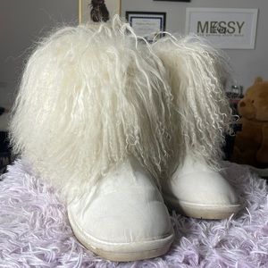 Bearpaw boo white an very worn